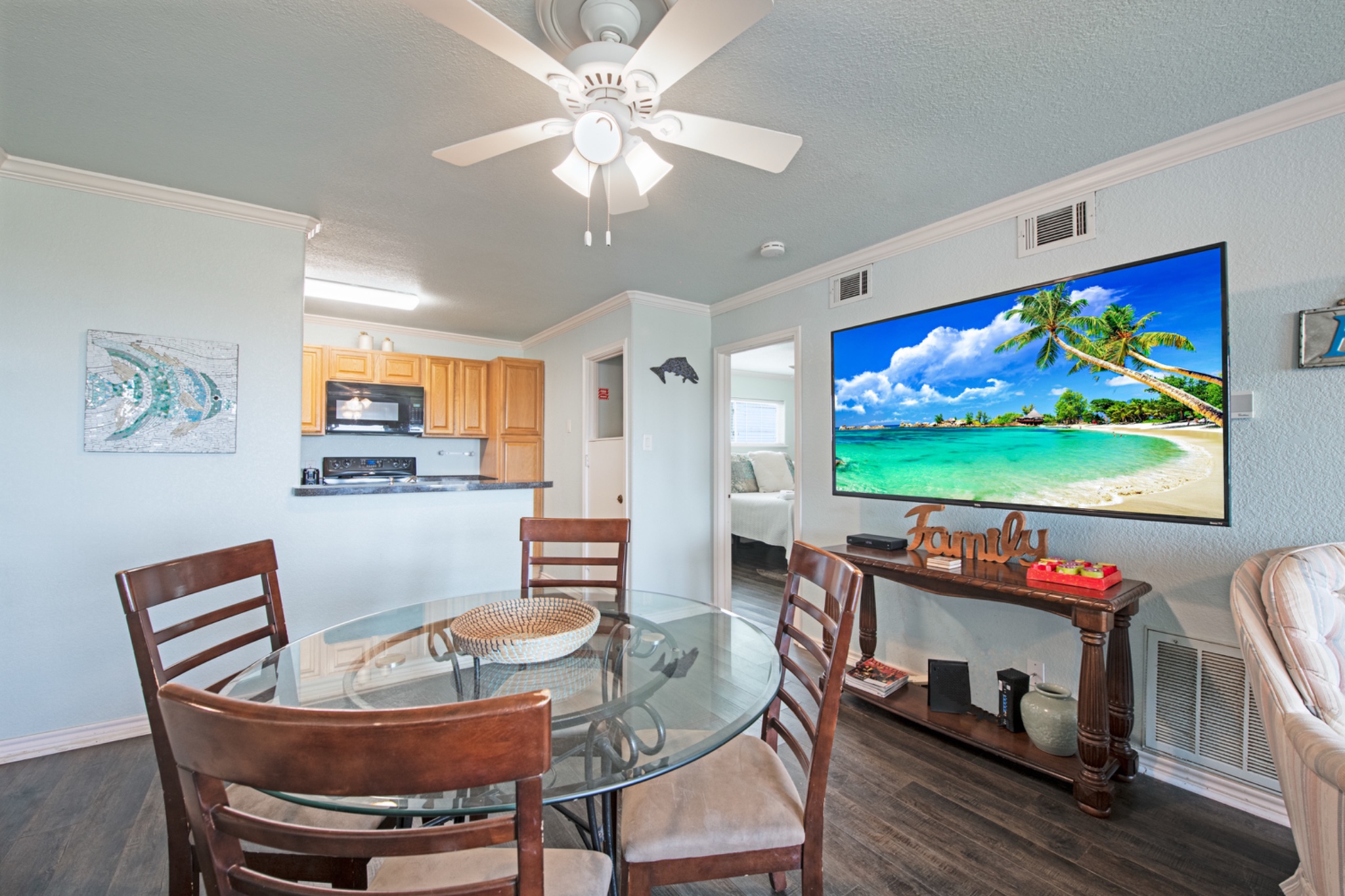 Beachhead 502 dining and kitchen area